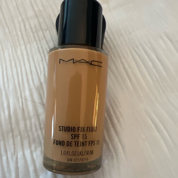MAC NC 40 Foundation - Picture 3 of 3